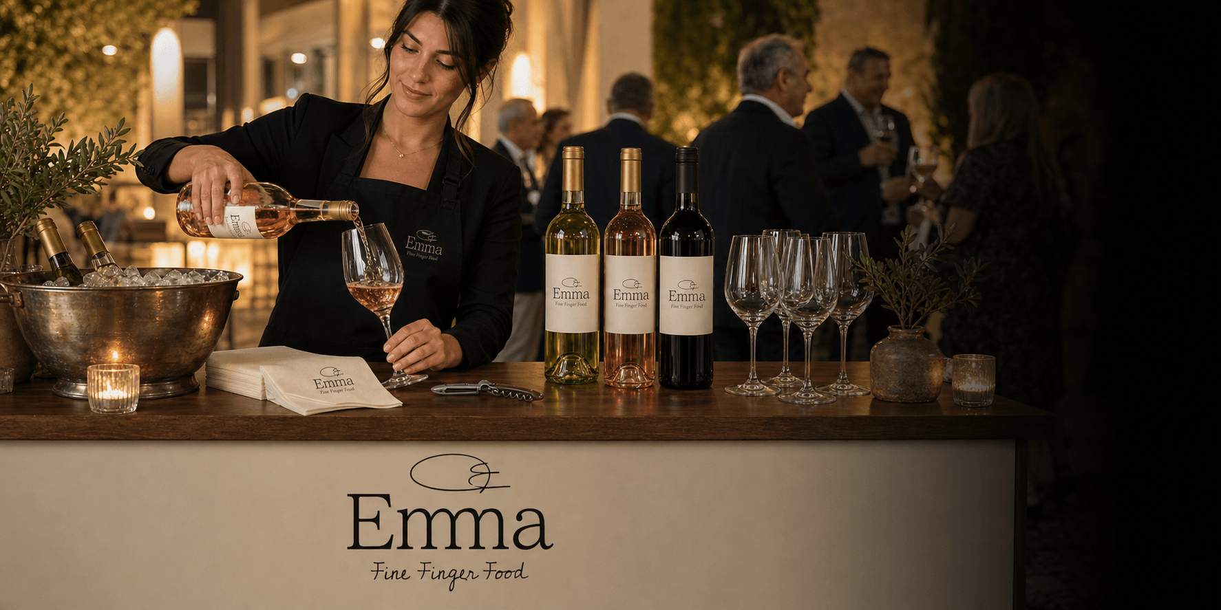 מארחת של Emma מוזגת יין רוזה בעמדת יין באירוע ערב